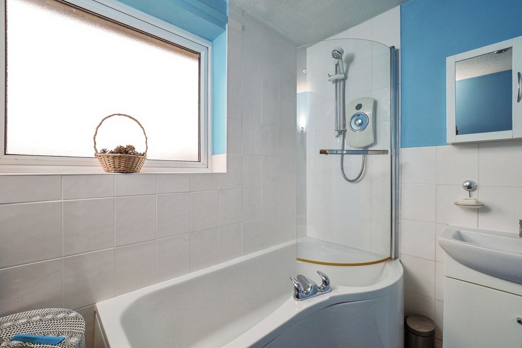 Property photo 3 of 17 Bathroom