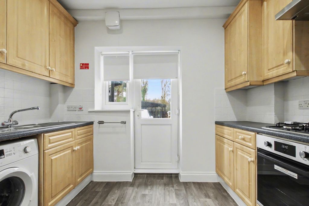 Property photo 3 of 9 3.Kitchen.Jpg