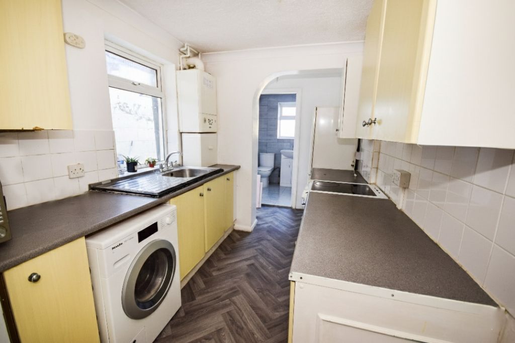 Property photo 3 of 8 Sturla Kitchen