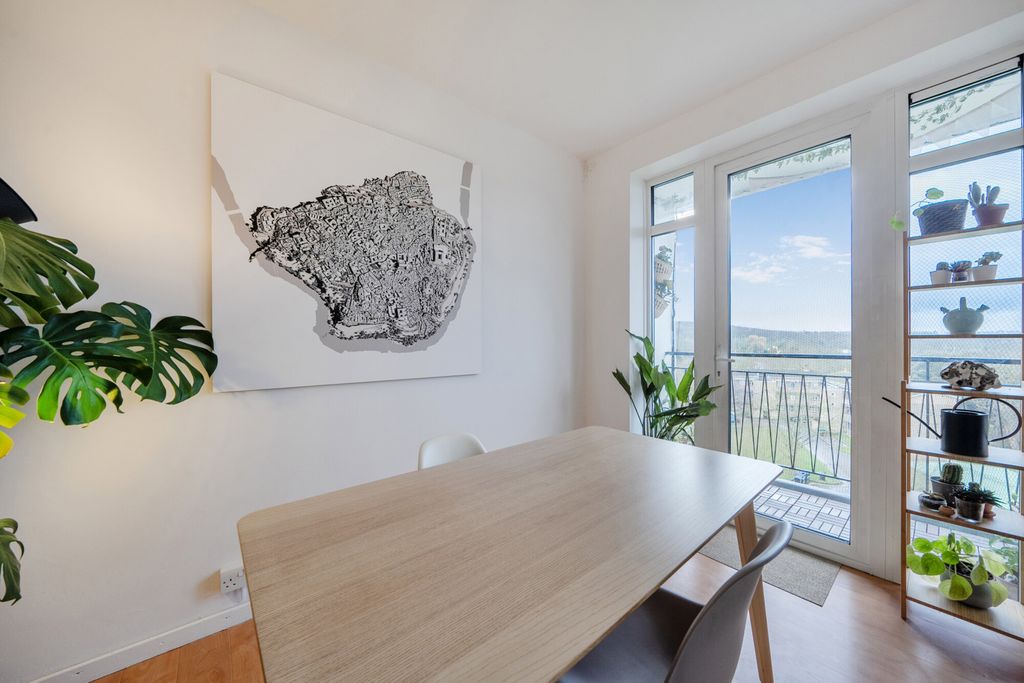 Property photo 3 of 21 1410693-9-698Df8d...