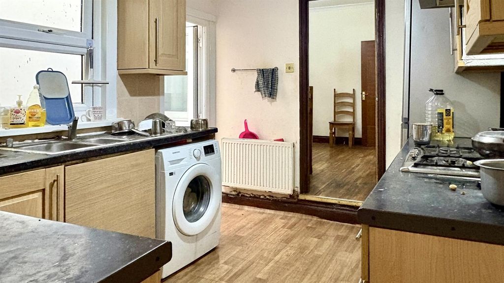 Property photo 3 of 12 21, Thorpe Road London, E6 2Hs