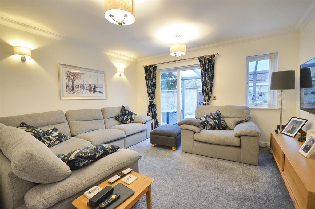 Property photo 3 of 11 Sitting Room
