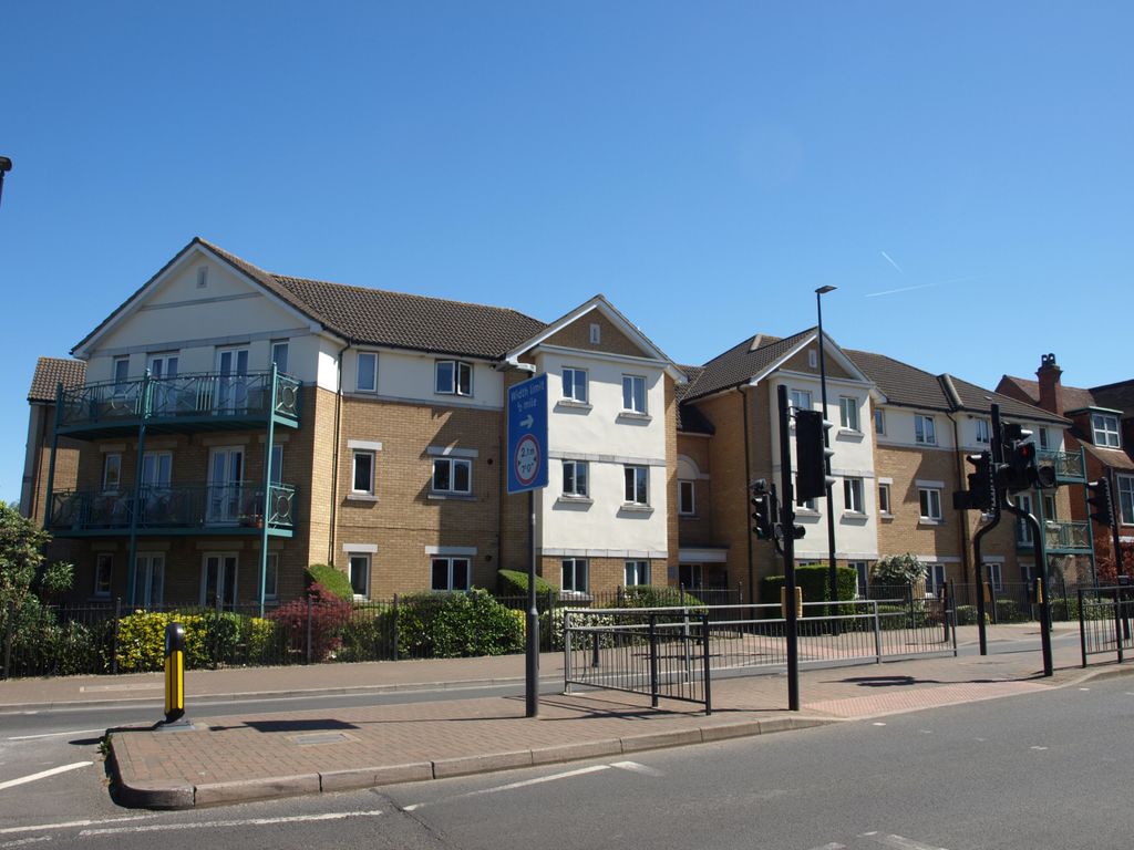 Property photo 1 of 9 Purpose Built Ground Floor. 2 Bedroom, 2 Bathroom Flat Located In A Well Maintained Block Close To Local Transport, Supermarkets And Schools.