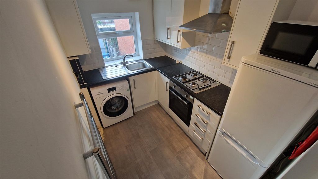 Property photo 3 of 8 Kitchen