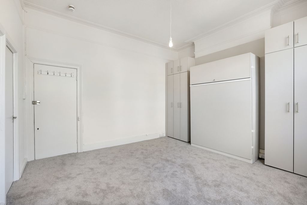 Property photo 3 of 10 Bedroom