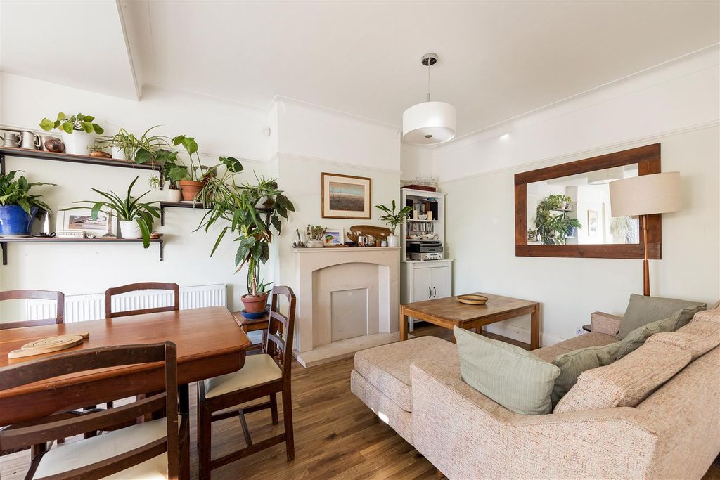 Property photo 2 of 64 Bourne Gardens, E4