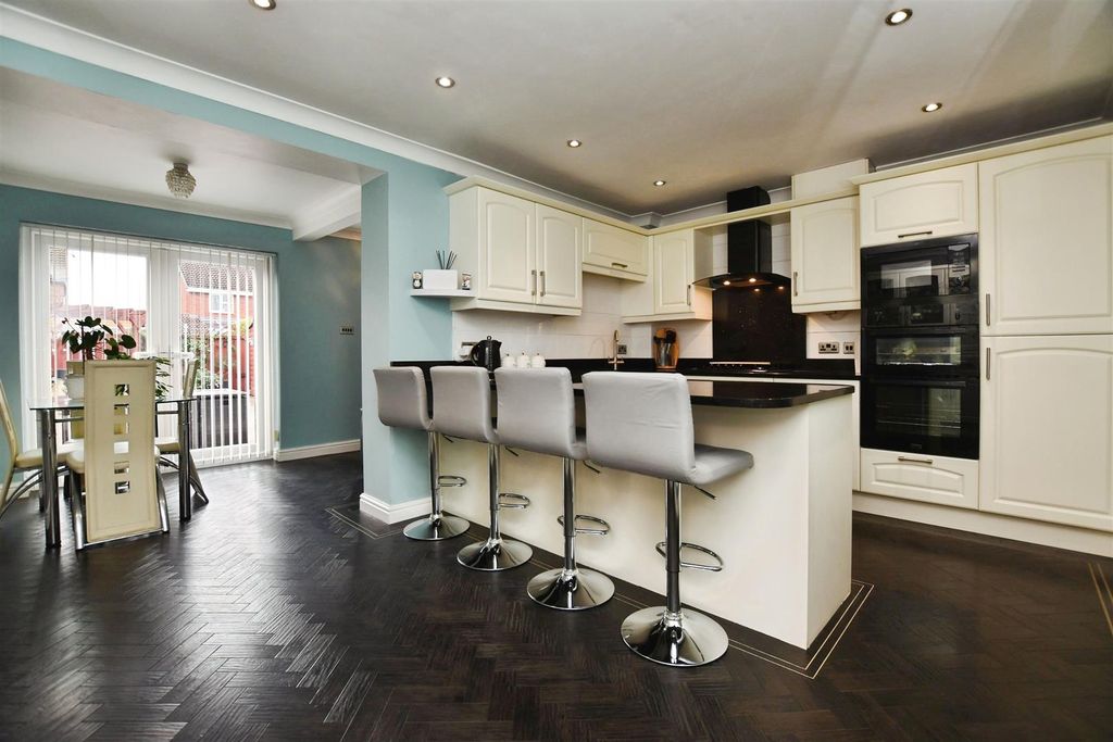 Property photo 2 of 13 Fitted Kitchen