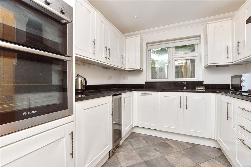 Property photo 3 of 10 Kitchen