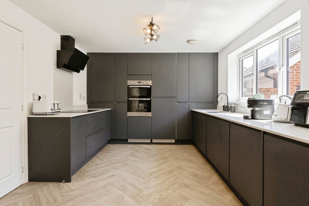 Property photo 1 of 18 Pbox-Img.Jpg