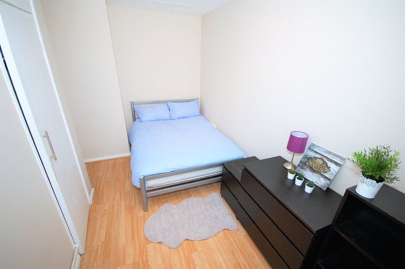 Property photo 1 of 7 Room 5 - £800 Available From Now
