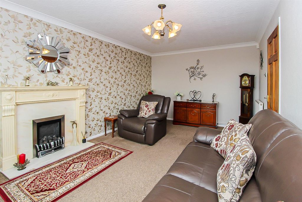 Property photo 3 of 9 Lounge