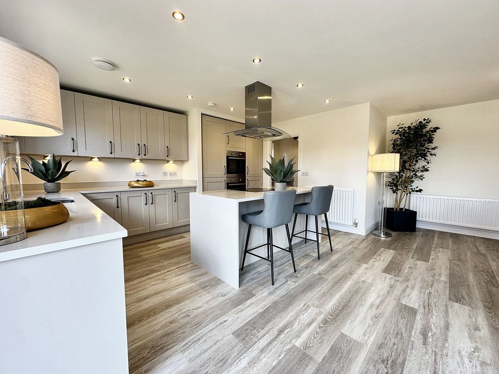 Property photo 2 of 27 Family Dining Kitchen
