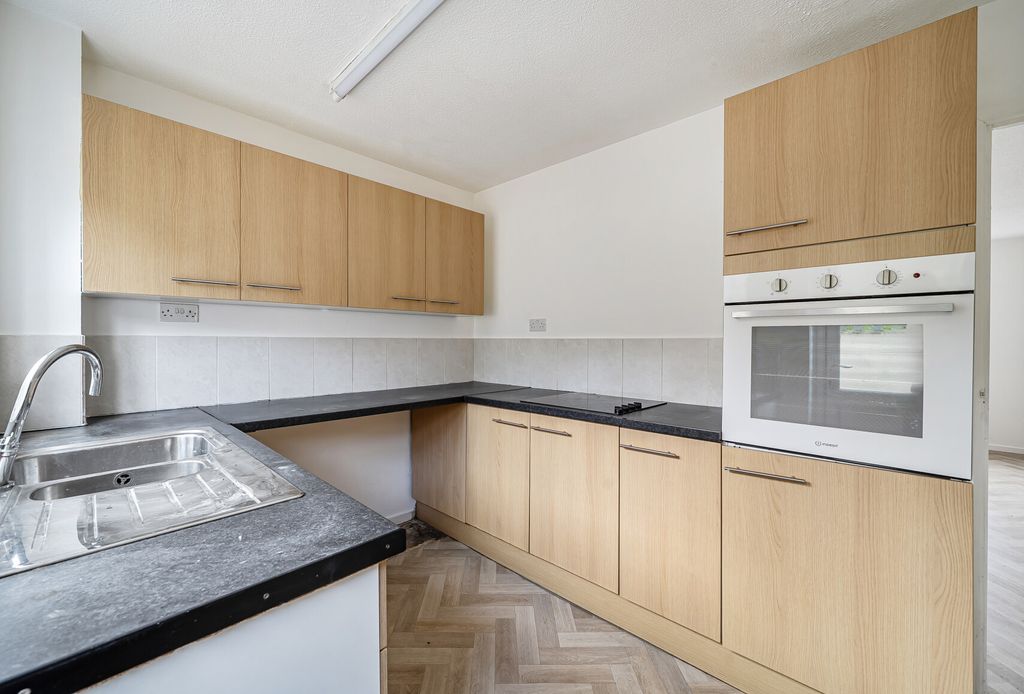 Property photo 3 of 18 1456120-8-69Fdd18...