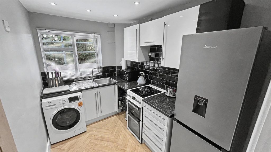 Property photo 2 of 9 Kitchen