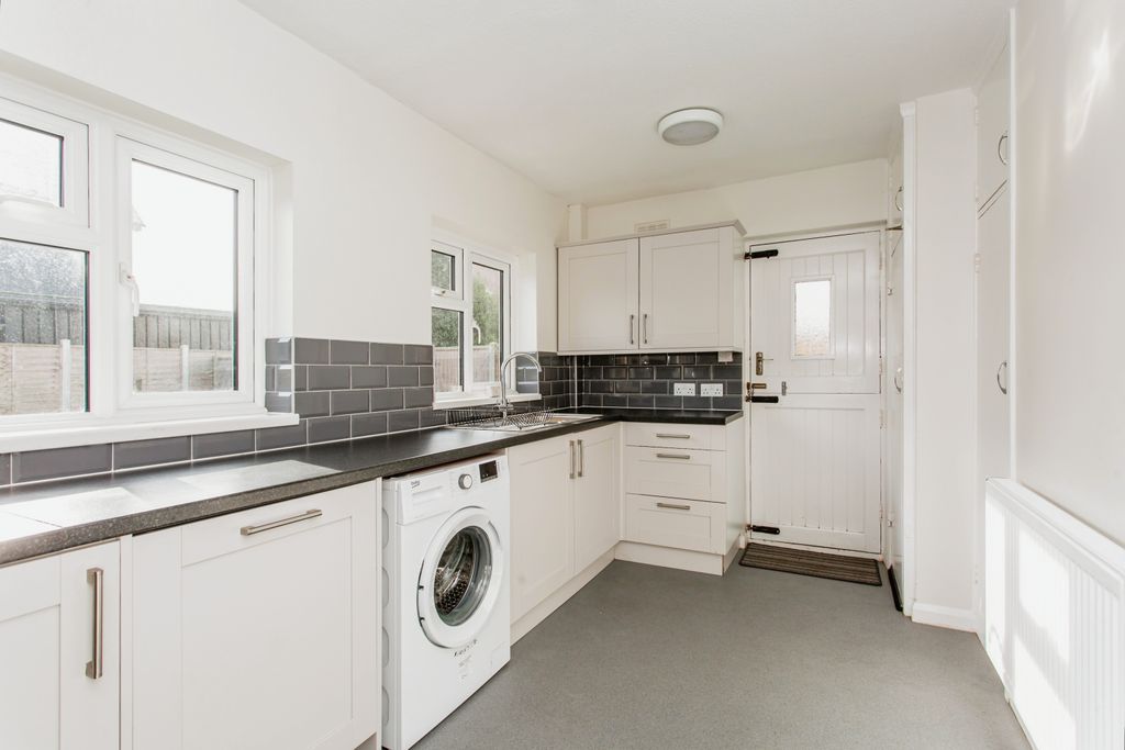 Property photo 3 of 17 Kitchen