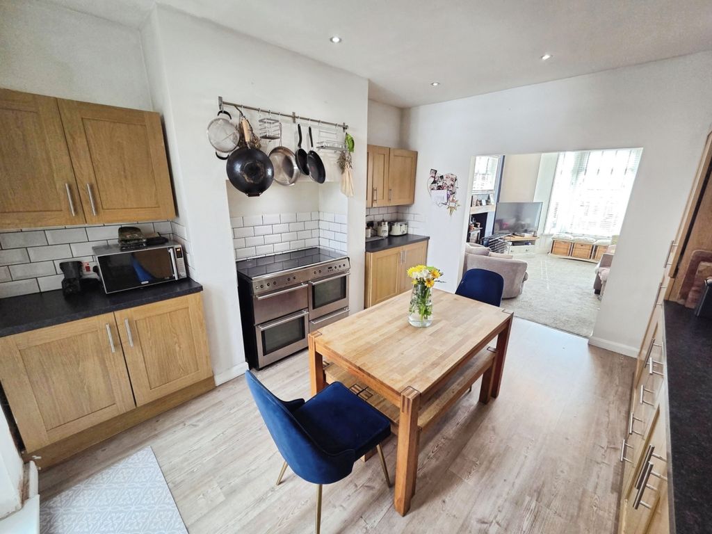 Property photo 3 of 11 Pbox-Kitchen-334572.Jpg