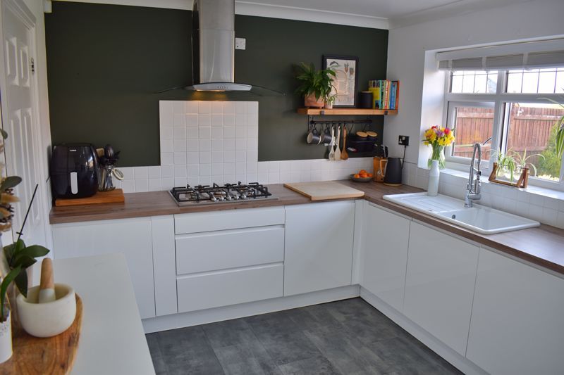 Property photo 3 of 17 Kitchen