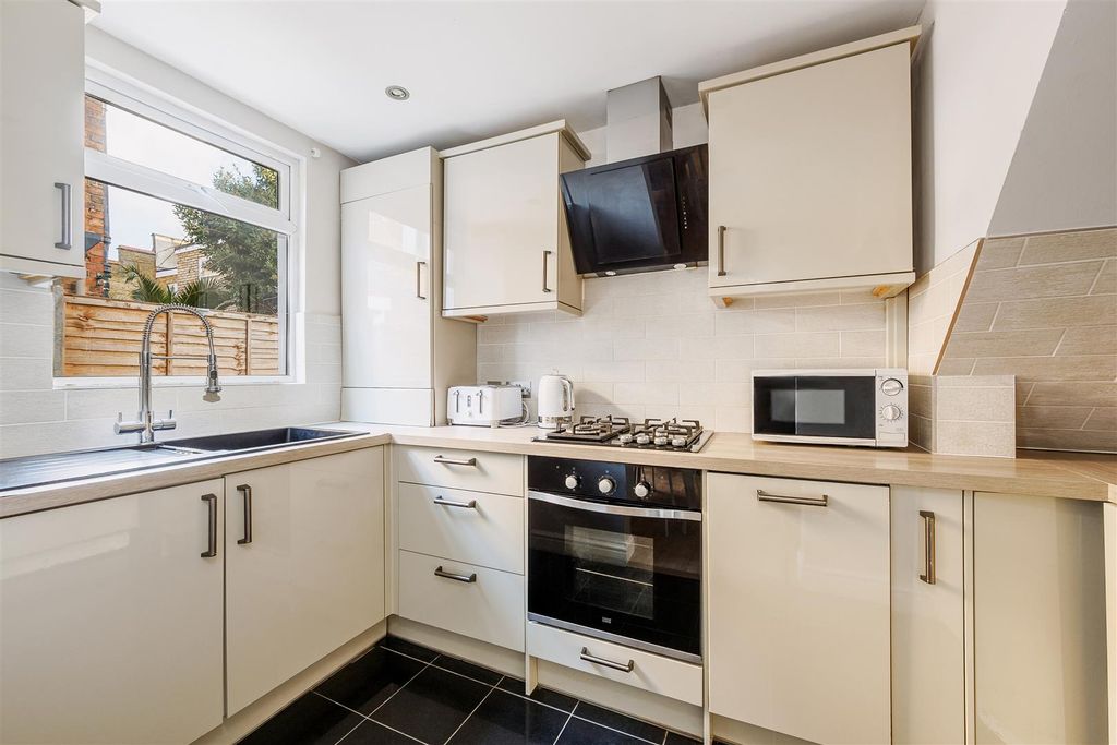 Property photo 3 of 8 9 Bronsart Road-6.Jpg