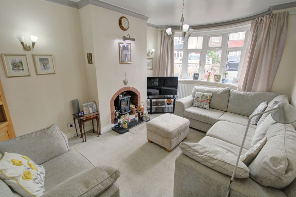 Property photo 3 of 19 Lounge 1
