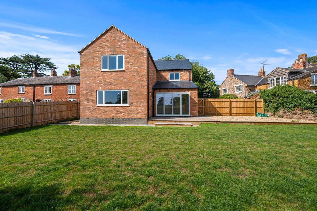 Property photo 1 of 48 Garden 4