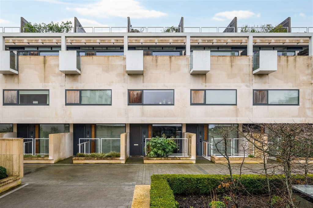 Property photo 1 of 32 260206 - 10 Gabriel Square, St Albans - 01.Jpg