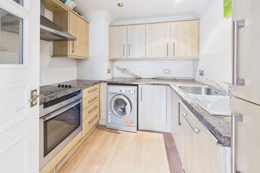 Property photo 3 of 11 Kitchen