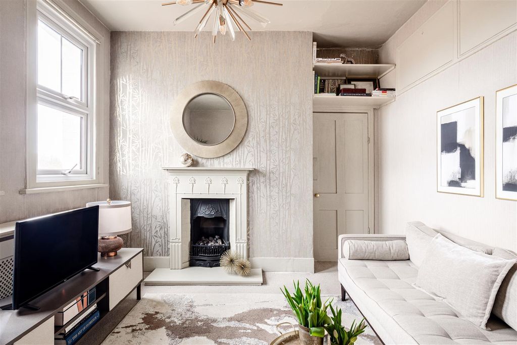 Property photo 3 of 8 Burlington Court-2.Jpg