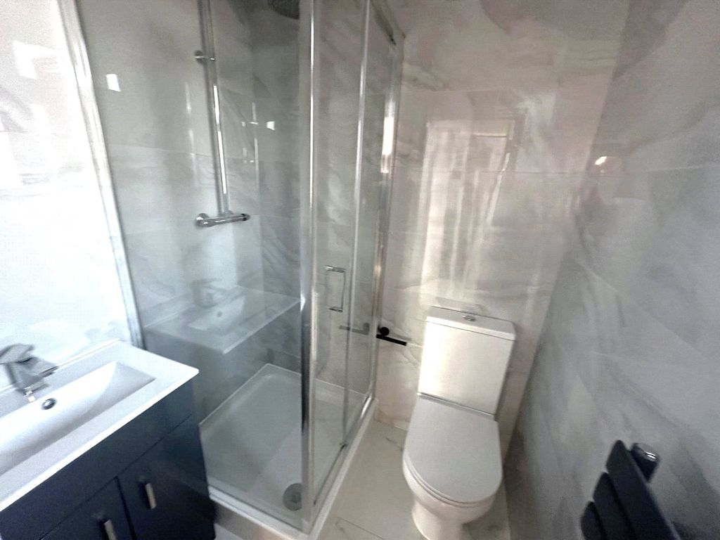 Property photo 3 of 14 Ensuite Four