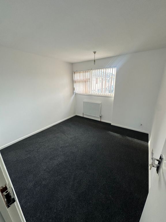 Property photo 3 of 18 Bright And Freshly Renovated Double Bedroom Featur...