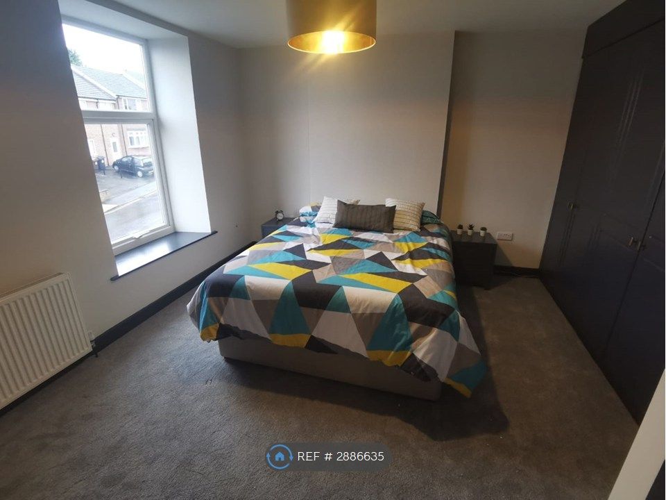 Property photo 2 of 9 Spacious Bedroom