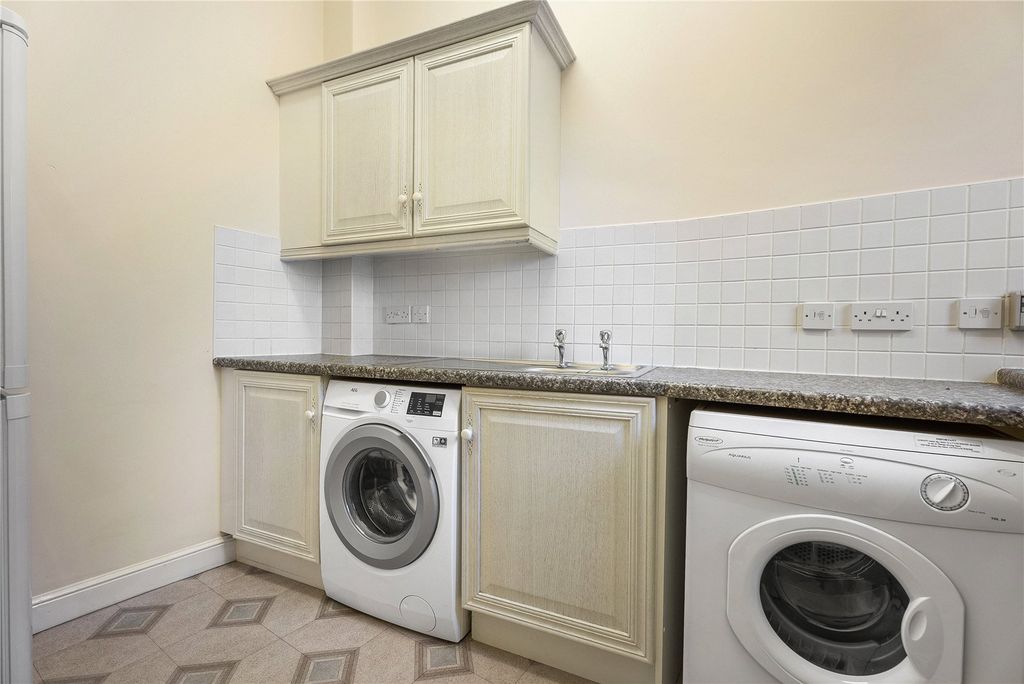 Property photo 3 of 39 83 Orchard Brae Ave