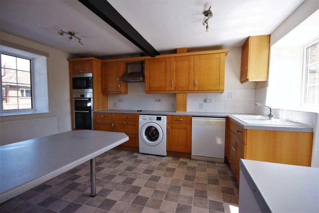 Property photo 3 of 12 Kitchen (1)