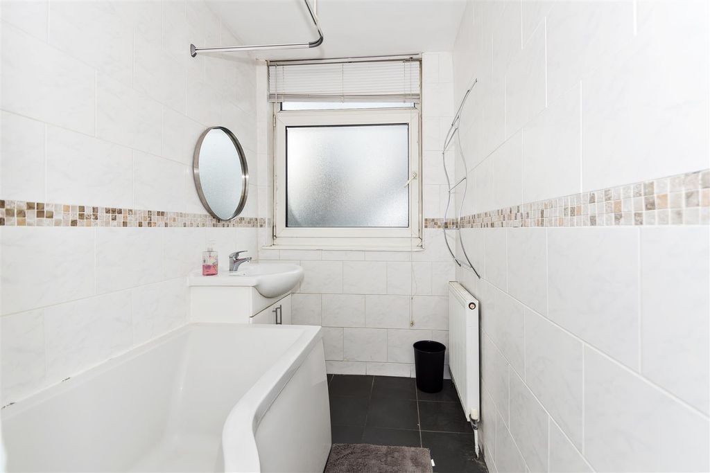 Property photo 3 of 4 Bathroom 2 Pelter.Jpg
