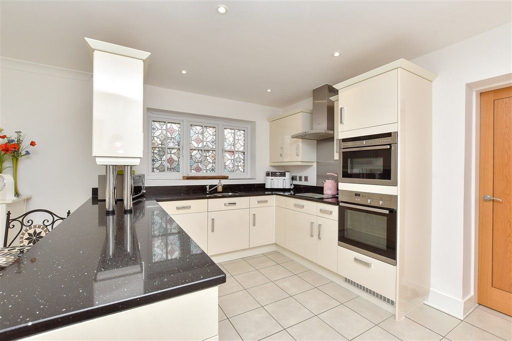 Property photo 1 of 19 Kitchen/Breakfast Room