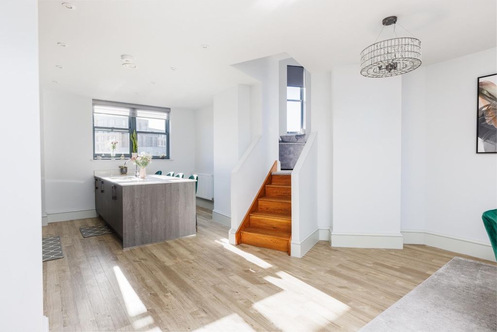 Property photo 3 of 36 60 Regent House_Bs3-8.Jpg