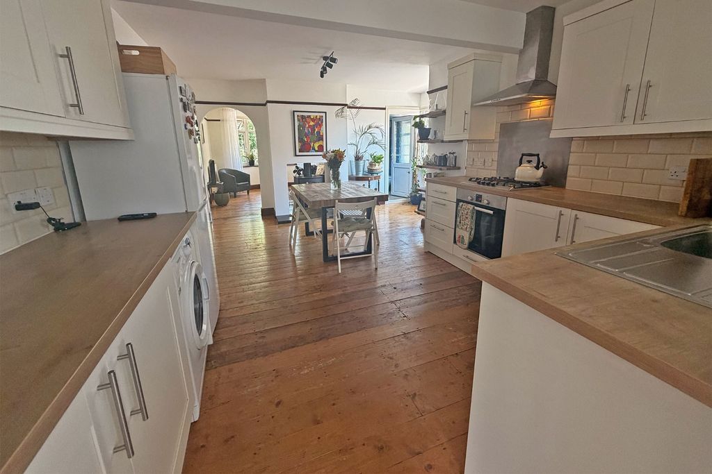 Property photo 2 of 15 5213053