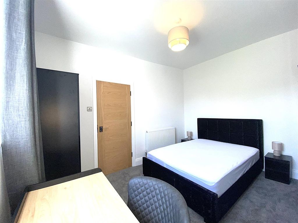 Property photo 2 of 13 Bedroom 5.Jpeg