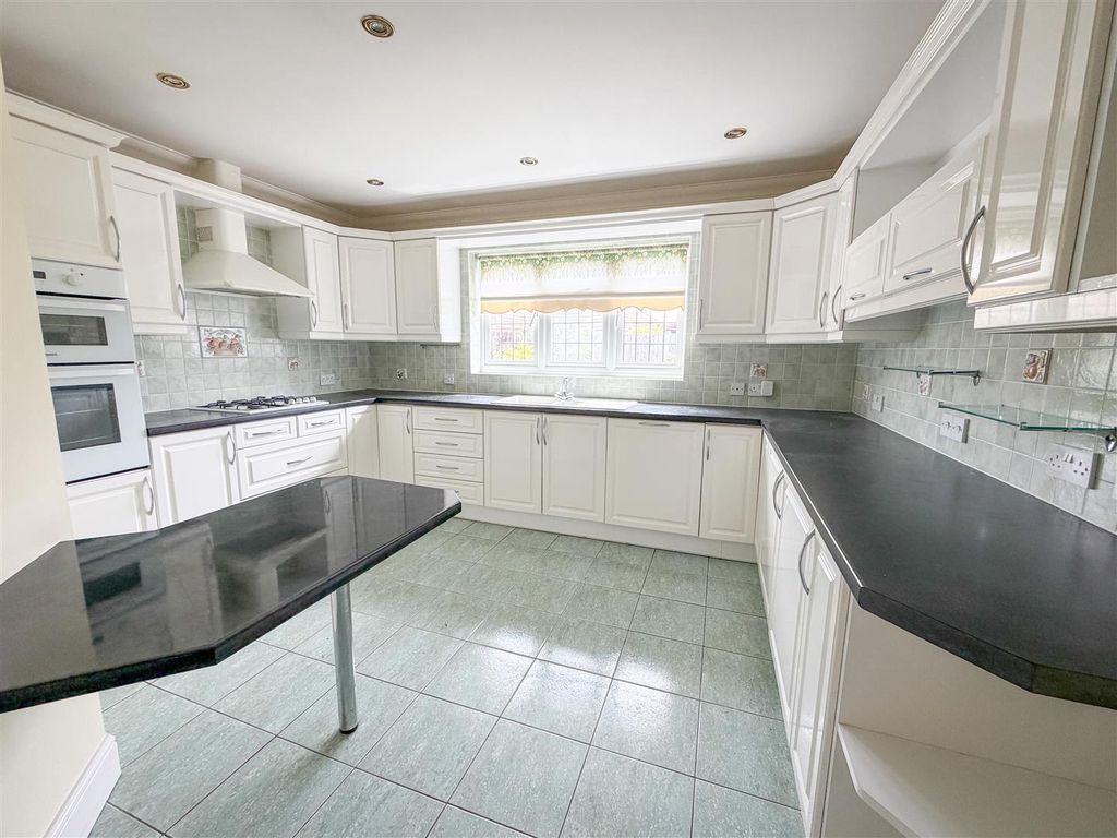 Property photo 3 of 18 Kitchen