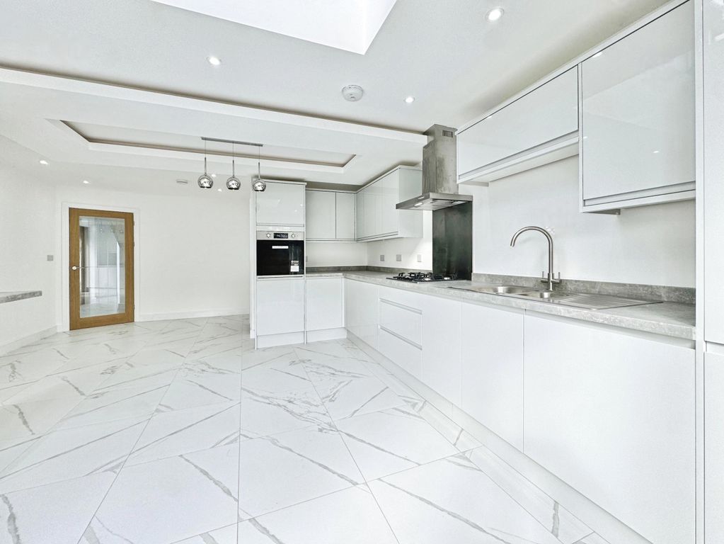 Property photo 3 of 27 25 Keswick Close, Birstall