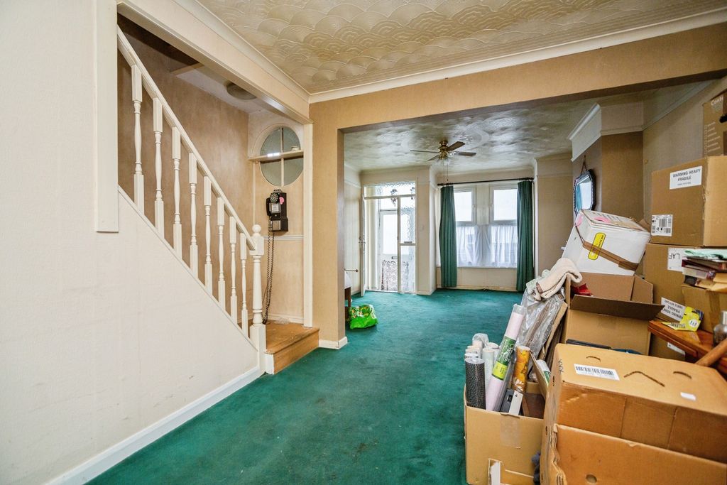 Property photo 2 of 17 Lounge