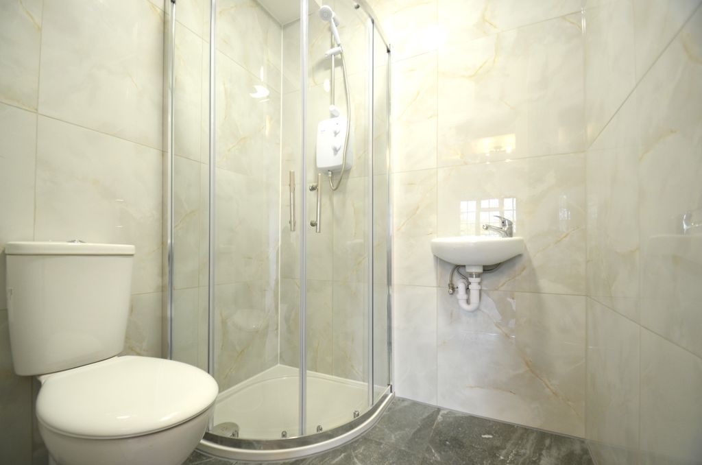 Property photo 2 of 3 R6 Bathroom