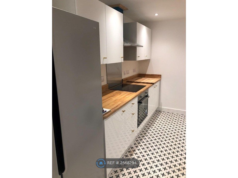 Property photo 3 of 11 Kitchen