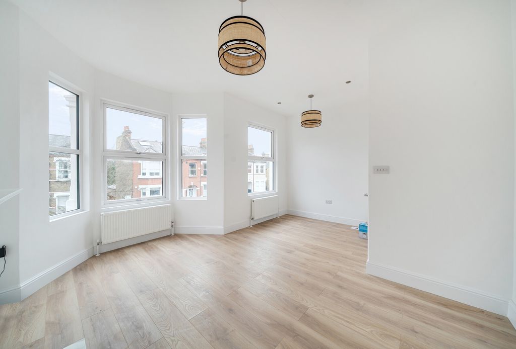 Property photo 3 of 17 1404704-13-697772...