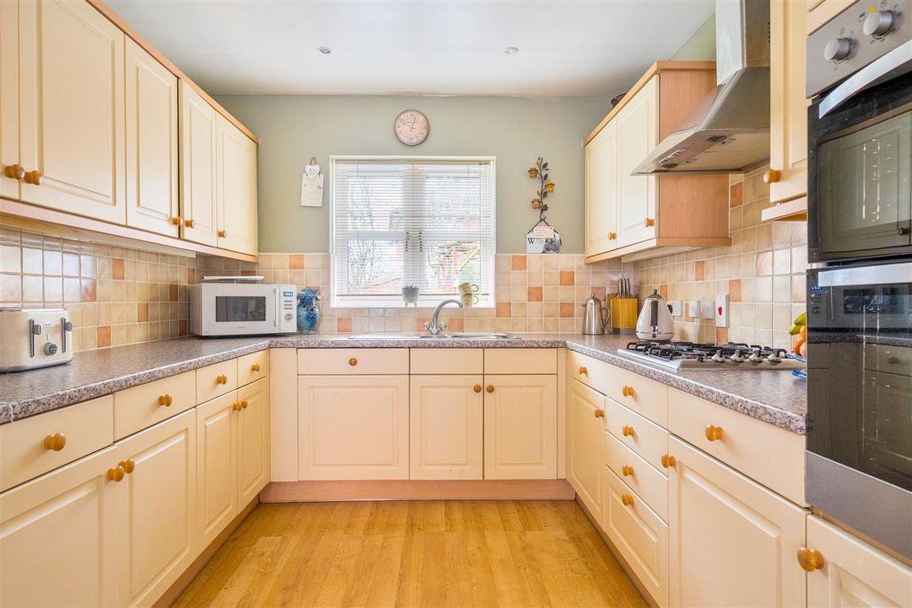 4 bed detached house for saleTeasel Close, Devizes SN10 photo 4