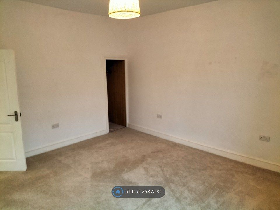 Property photo 2 of 14 Main Bedroom