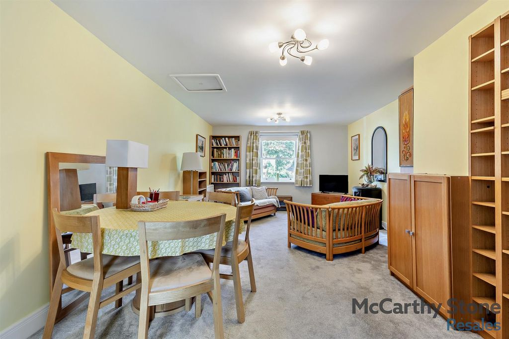 Property photo 3 of 15 Lounge