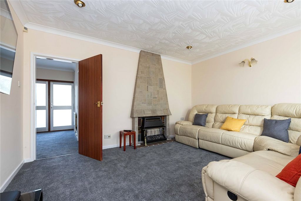 Property photo 3 of 11 Living Room
