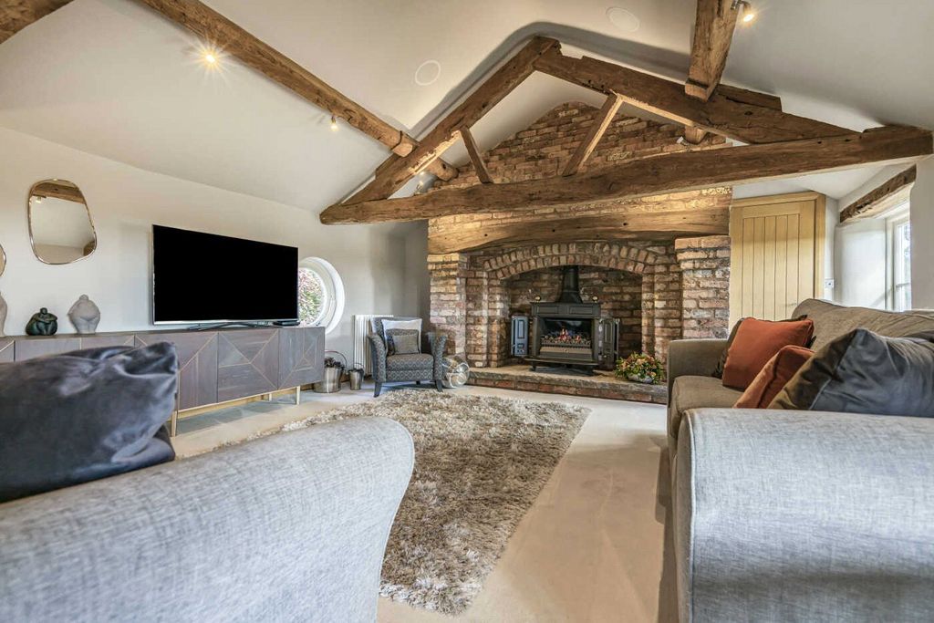 Property photo 2 of 18 Sitting Room