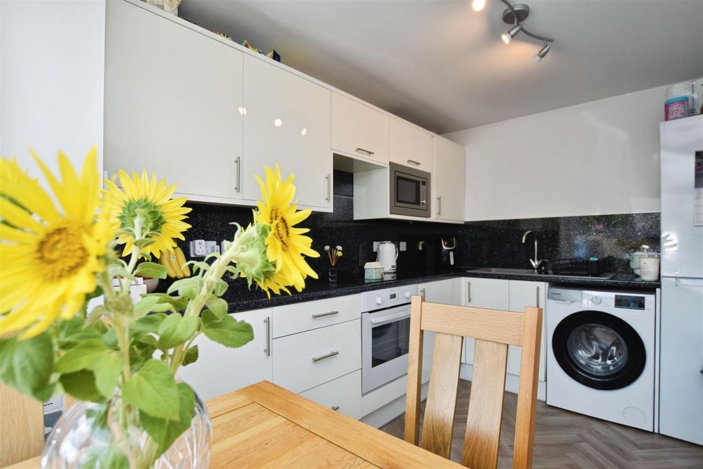 Property photo 2 of 22 32Aa511c-Dining 20To 20Kit.Jpg
