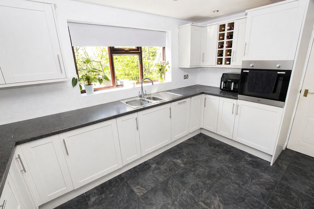 Property photo 3 of 36
